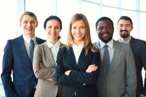trabalhadores felizes com o resultado positivo na empresa utilizando o diagrama de ishikawa