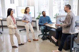 colaboradores conversando em uma sala de maneira despojada exercendo a adaptabilidade