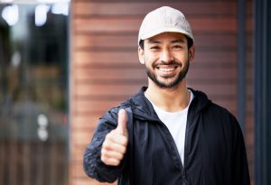 cliente sorridente com o trabalho sazonal sorrindo fazendo sinal de positivo