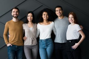 colaboradores que trabalham do modo sazonal abraçados se apoiando