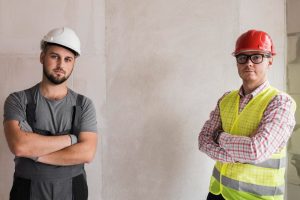 dois colaboradores olhando para a câmera de braços cruzados atuando em período sazonal 