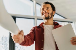 um homem contratando uma colaboradora para o trabalho sazonal 