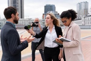 Mulher entrevista executivo para produzir comunicação corporativa