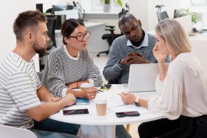  trabalhadores conversando sobre o diagrama de ishikawa 