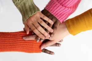 Mãos unidas contra o bullying no trabalho