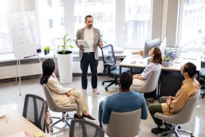 um grupo de trabalhadores da escala 12x36 em uma reunião no escritório de trabalho