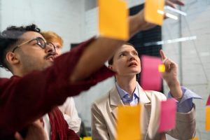  colaboradores organizando o diagrama de ishikawa 