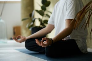 Homem em posição de medição realiza mindfulness para evitar o brain rot