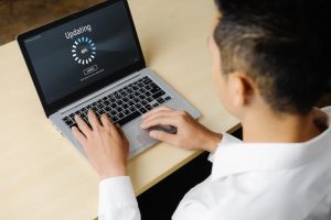 Homem atualiza seu comprovante de escolaridade no computador