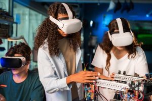 duas mulheres no seu trabalho um óculos de vr, demonstrando adaptabilidade no uso de novas tecnologias