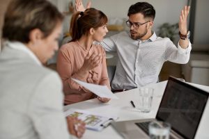 Homem pratica  bullying no trabalho contra uma colega