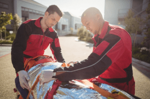 dois homens salvando um colaborador aplicando o cipa treinamento 