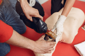 equipe faz cipa treinamento com boneco e respiração com oxigênio