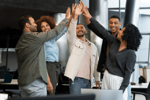 colaboradores juntando as mãos felizes e sorrindo comemorando o fim do cipa treinamento 