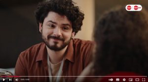 Frame da campanha de pagamento por aproximação da Ticket