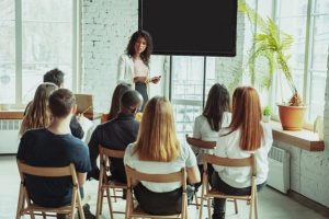 Líder pratica oratória com colaboradores durante reunião de apresentação