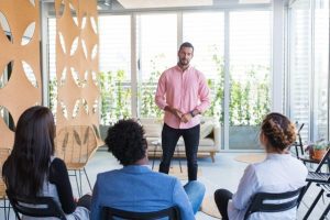 Líder de equipe apresenta resultados para colaboradores usando técnicas de oratória