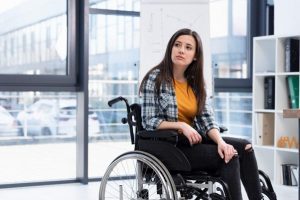 uma mulher sentada, ilustrando as consequências do que é capacitismo 

