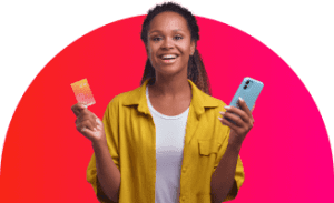 Moça segura cartão de benefício Ticket e celular, simbolizando o pagamento por aproximação