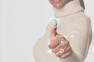 Mulher toca a digital em tela transparente de ponto digital
