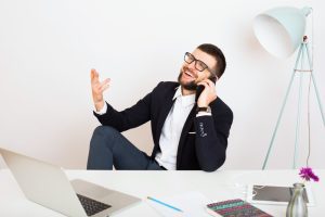 Homem fala animadamente ao telefone, demonstrando alguns pontos negativos e positivos de sua personalidade