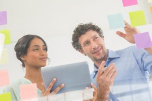 Homem e mulher trabalham juntos num plano de employee advocacy