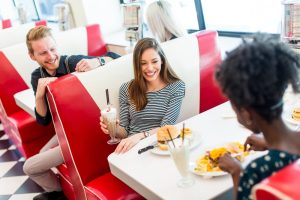 Colaboradores almoçam juntos usando Ticket Restaurante, benefício dado para reduzir o risco da grande resignação