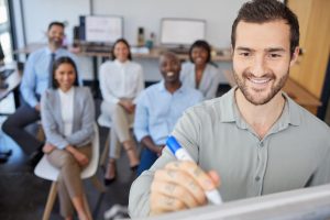 Homem em primeiro plano faz treinamento corporativo in company