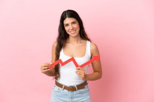 Mulher segura seta ascendente simbolizando métricas positivas de employee advocacy