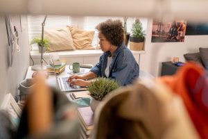Colaboradora trabalha em home-office, um benefício dado para evitar o risco de grande resignação