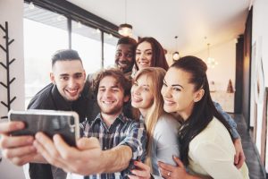 Pessoas tiram selfie no trabalho mostrando employee advocacy