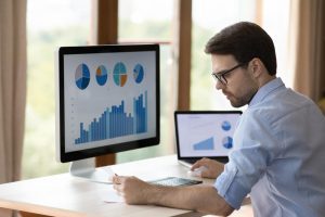 Homem analisa gráficos de desempenho o treinamento corporativo