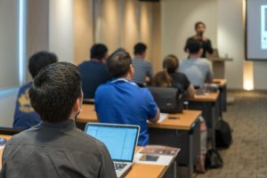 Treinamento corporativo presencial com um grupo de funcionários