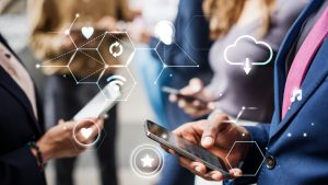 Pessoas com seus celulares e ilustrações tecnológicas remetem ao futuro do trabalho