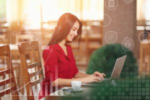 Mulher trabalhando em recruitment marketing com ícones de tecnologia