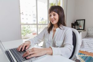 Mulher buscando uma oportunidade no mercado de trabalho a partir do seu laptop