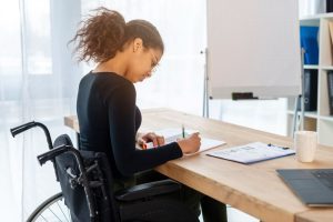 profissional cadeirante analisa seu laudo pcd