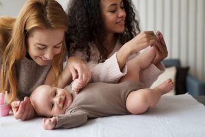 Duas mulheres cuidam de seu bebê em período de licença parental
