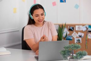 Mulher fazendo curso de qualificação após sofrer downsizing