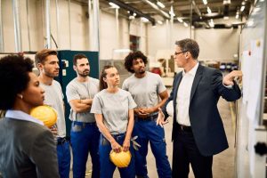 Equipe de operários em reunião de downsizing