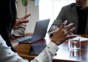 Duas pessoas gesticulando fortemente simbolizam assédio moral que provoca rescisão indireta