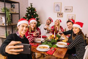 Grupo de amigos comemora o Natal, um dos feriados 2025