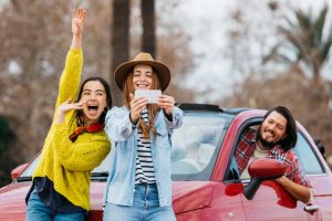 três pessoas viajam em um dos feriados 2025