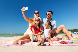 Família tira férias na praia durante um dos feriados 2025
