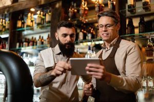 Dois comerciantes observando resultados em um ipad