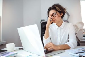 mulher com expressão descontente pede rescisão indireta