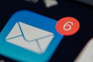 caixa de email com mensagens nao abertas sobre aviso de abandono de emprego