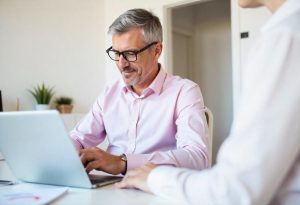 Homem analisando e arquivando ficha de registro de empregado