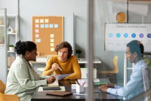 Funcionários participam de reunião de feedback sobre relatório de transparência salarial