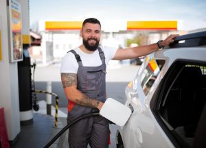 Funcionário de posto satisfeito usando o que são benefícios flexíveis